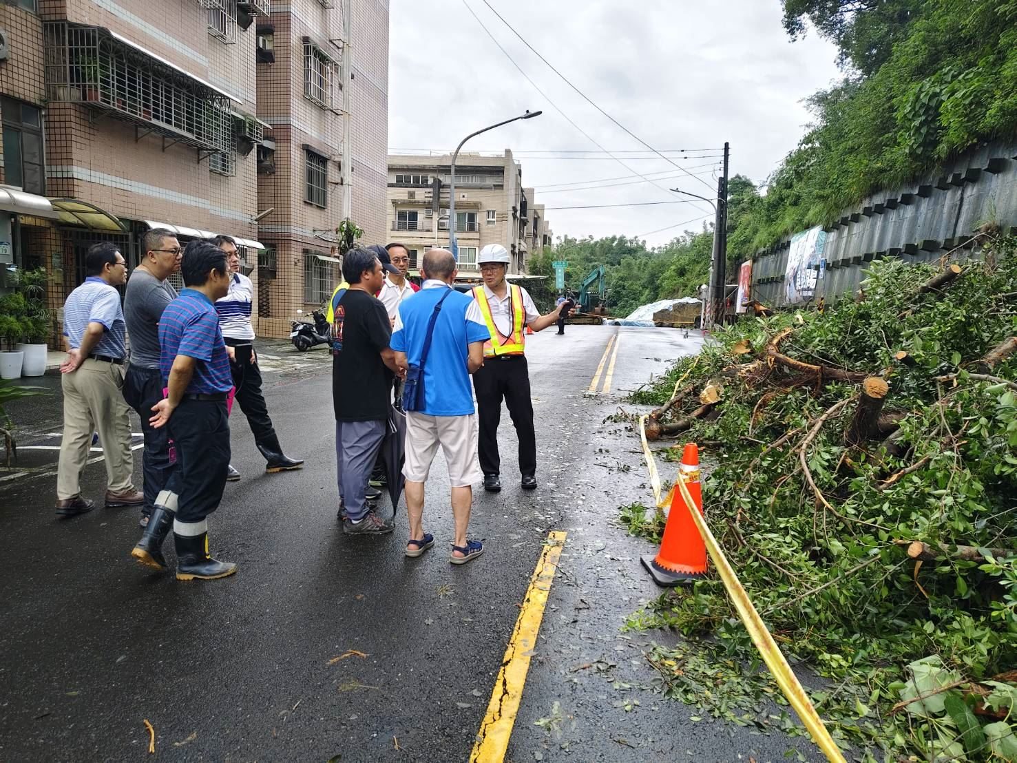 松富街擋土牆倒塌 市府即時啟動應變機制 完成坡面防護、道路清理並加速後續復建