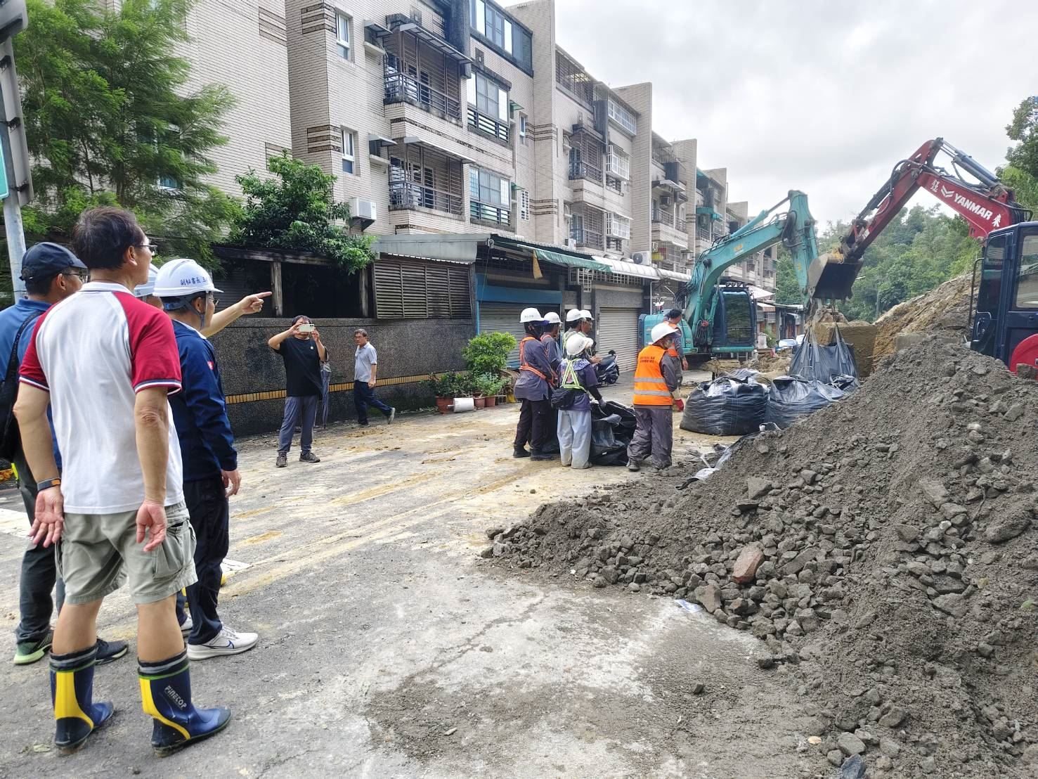 市府現勘小港區松富街坍塌 監測坡地安全並加速復原