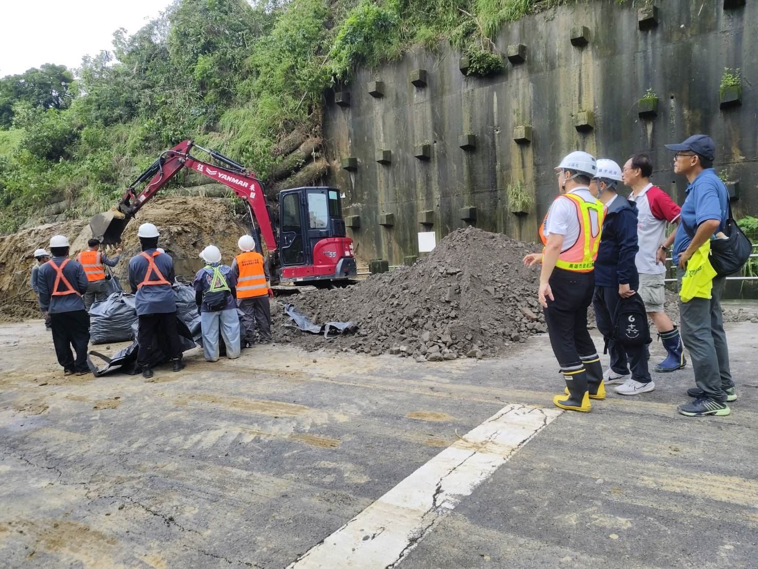 市府現勘小港區松富街坍塌 監測坡地安全並加速復原
