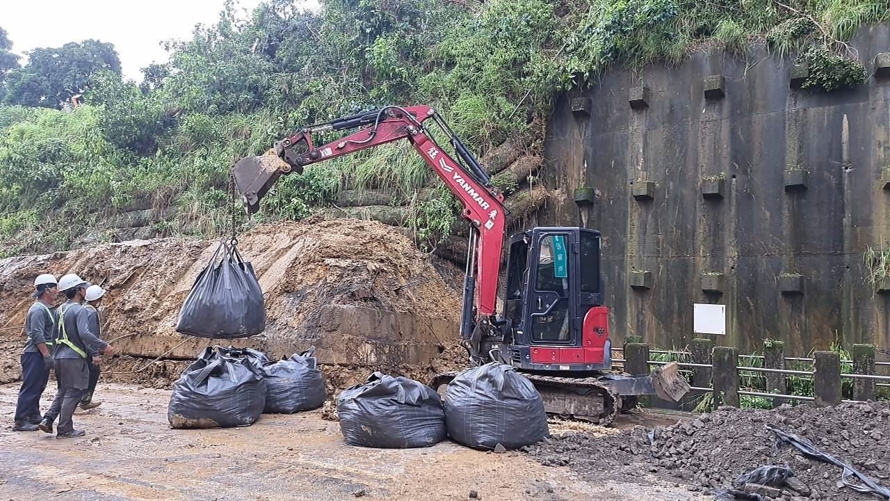 市府現勘小港區松富街坍塌 監測坡地安全並加速復原