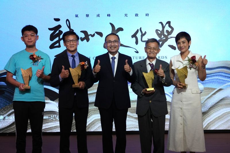 從藝術史到百年北管、礦業文化 新北文化獎表彰4組文化推手 58 《圖說》第9屆新北文化獎今日舉行頒獎典禮,新北市長侯友宜(中)與獲獎者合影。板橋潮和社執行總監葉冠廷(左一)、新平溪煤礦博物園區館長龔俊逸(左二)、林保堯教授(右二)、朱銘文教基金會執行長吳素美(右一)。〈文化局提供〉