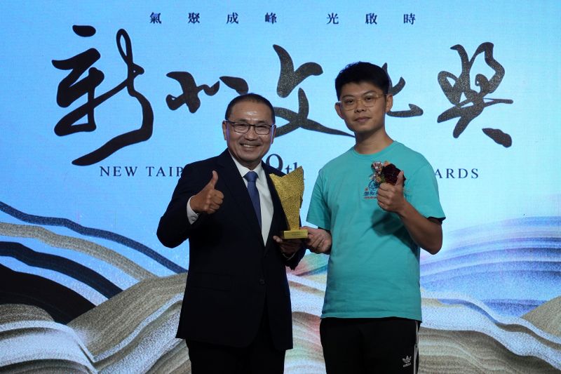 從藝術史到百年北管、礦業文化 新北文化獎表彰4組文化推手 61 《圖說》板橋潮和社長年深耕北管文化傳承與推廣,榮獲「第9屆新北文化獎」,由執行總監葉冠廷代表領獎。〈文化局提供〉
