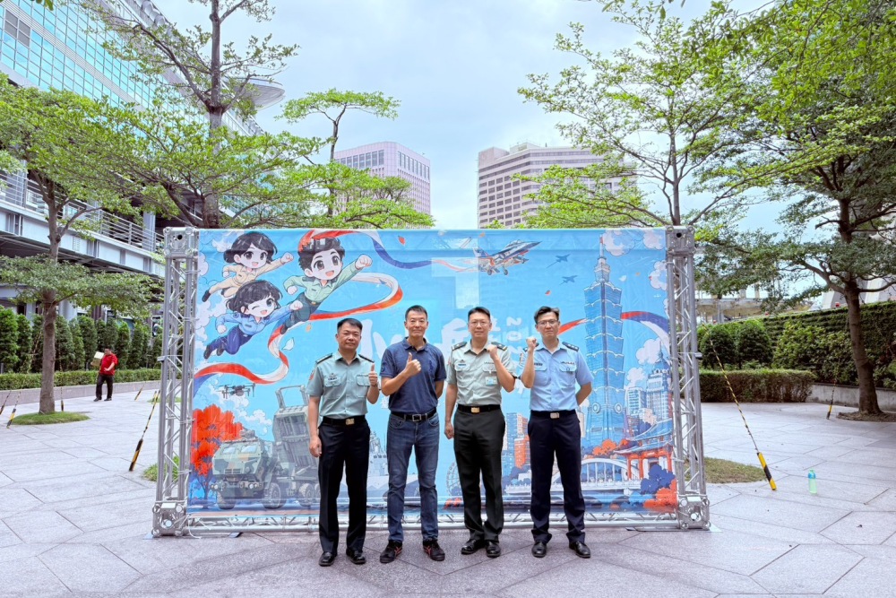 小小兵出任務!臺北水舞廣場玩軍武、換軍服、抽巨型乖乖扭蛋 50 08291