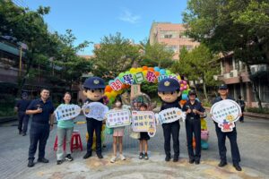迎接開學日 信義警守護學童安全 同步宣導交安及反詐 5 MEITU 20260831 111439819