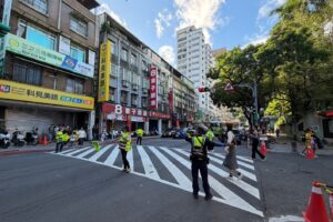 迎接開學日 信義警守護學童安全 同步宣導交安及反詐 6 MEITU 20260831 111458295