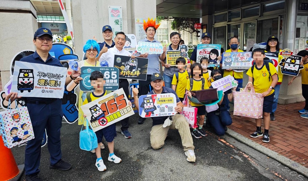 ▲圖說：第一分局宣導團特別到忠孝國小維護交通秩序，並發放多款限量超萌宣導禮品            （圖／台中市政府 提供）