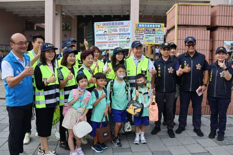 開學首日縣長伉儷化身導護志工 承諾蓋球場提升校園環境