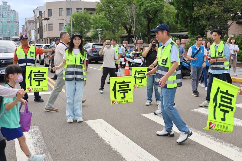 開學首日縣長伉儷化身導護志工 承諾蓋球場提升校園環境