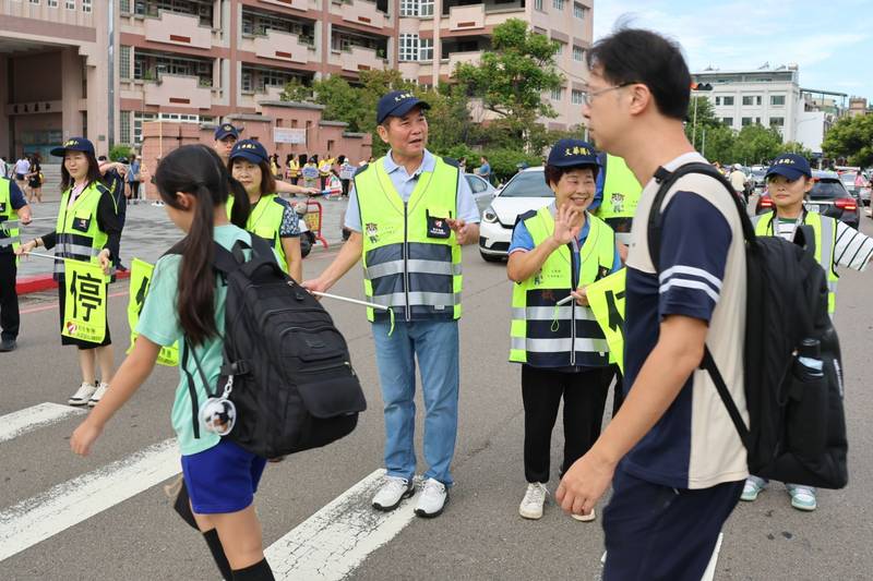 開學首日縣長伉儷化身導護志工 承諾蓋球場提升校園環境
