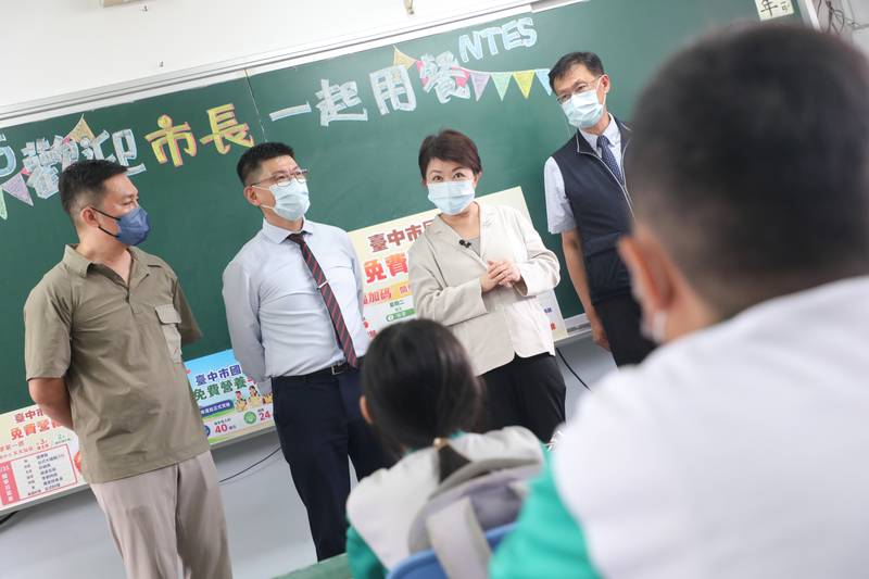 中市免費營養午餐啟航!盧市長親為學生打菜並陪同用餐 開學週加碼雙主菜、首日迎「L形大雞腿」