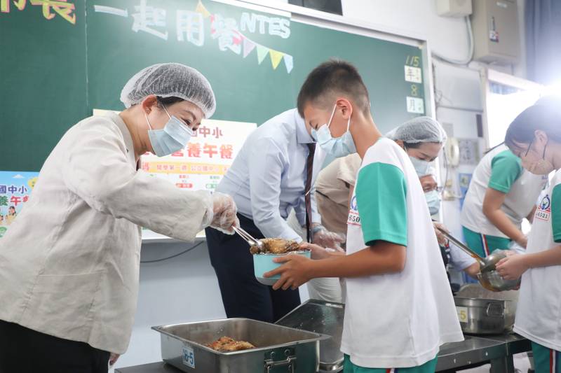 中市免費營養午餐啟航!盧市長親為學生打菜並陪同用餐 開學週加碼雙主菜、首日迎「L形大雞腿」