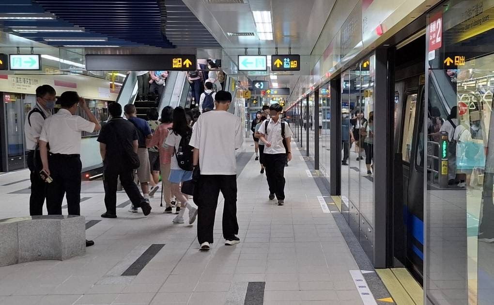 廣慈/奉天宮站首迎上班上課日 學生笑稱「可多睡幾分鐘」 通勤更便利
