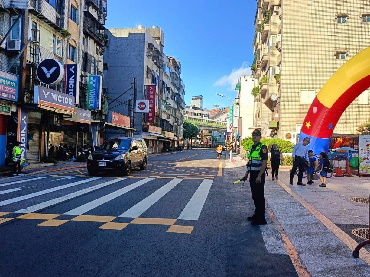 開學首日導護安全不缺席 內湖警局交安防詐護學童