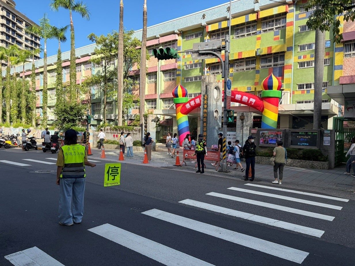開學首日導護安全不缺席 內湖警局交安防詐護學童