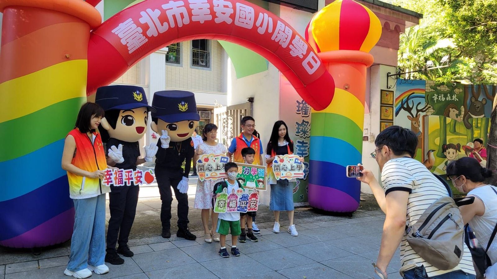 大安警「護童」總動員!警察寶寶站崗迎小一新鮮人開學!