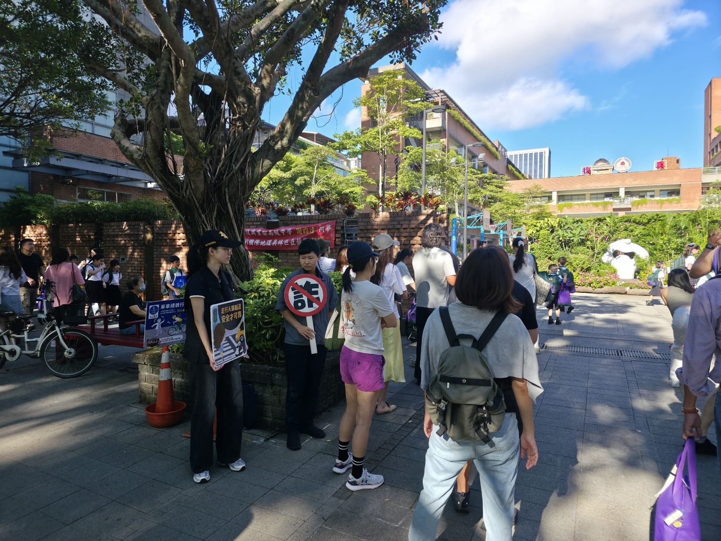 大安警「護童」總動員!警察寶寶站崗迎小一新鮮人開學!