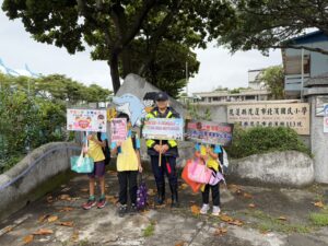 開學日花警校園安全維護啟動 強化周邊巡邏守護學童安心上學 53 %E4%BA%8C 56