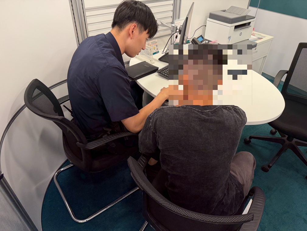 ▲圖說:黃姓男子誤踩「交友投資詐騙局」,公益所員警劉泰宇、許志在獲報後趕往銀行攔阻 (圖/台中市政府 提供)
