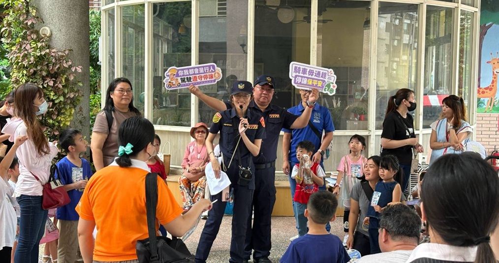 ▲圖說：中市交通警察大隊、第五分局及相關單位齊聚軍功國小，舉辦交通安全與反詐騙宣導           （圖／台中市政府  提供）