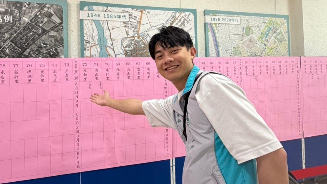 劉韋呈今（31）日前往選務單位完成板橋區海山里里長參選登記，開心指著登記名冊宣示再戰海山里。