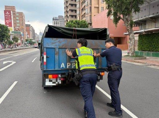 警專實習生熱心助民 拋錨車擋路主動指揮並合力推車