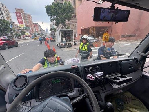 警專實習生熱心助民 拋錨車擋路主動指揮並合力推車
