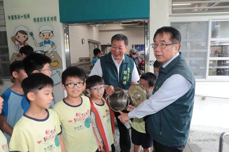 黃偉哲化身「美食秘密客」突襲校園　把關免費午餐品質兼顧營養美味