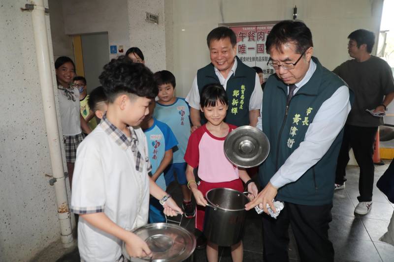 黃偉哲化身「美食秘密客」突襲校園　把關免費午餐品質兼顧營養美味