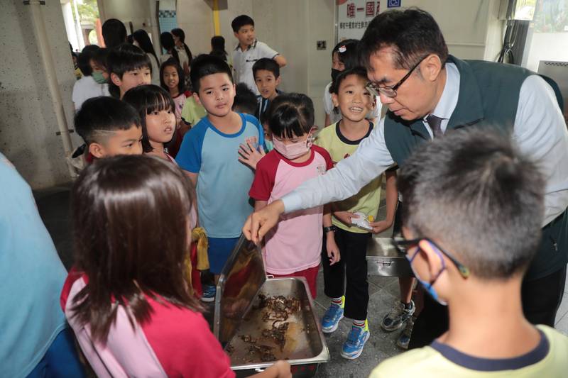 黃偉哲化身「美食秘密客」突襲校園　把關免費午餐品質兼顧營養美味