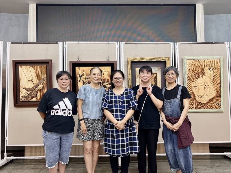林姮惠師生創作聯展|熱烙、樂活 以烙為筆竹木布為畫紙 一筆一烙熱繪藝術溫度