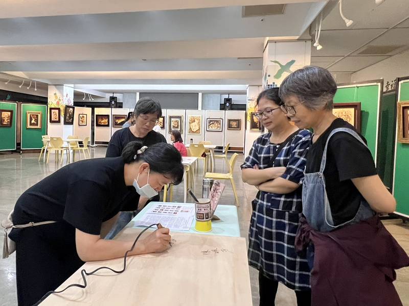 林姮惠師生創作聯展|熱烙、樂活 以烙為筆竹木布為畫紙 一筆一烙熱繪藝術溫度