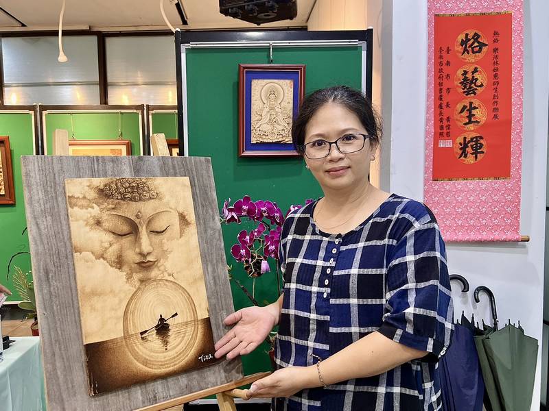 林姮惠師生創作聯展|熱烙、樂活 以烙為筆竹木布為畫紙 一筆一烙熱繪藝術溫度