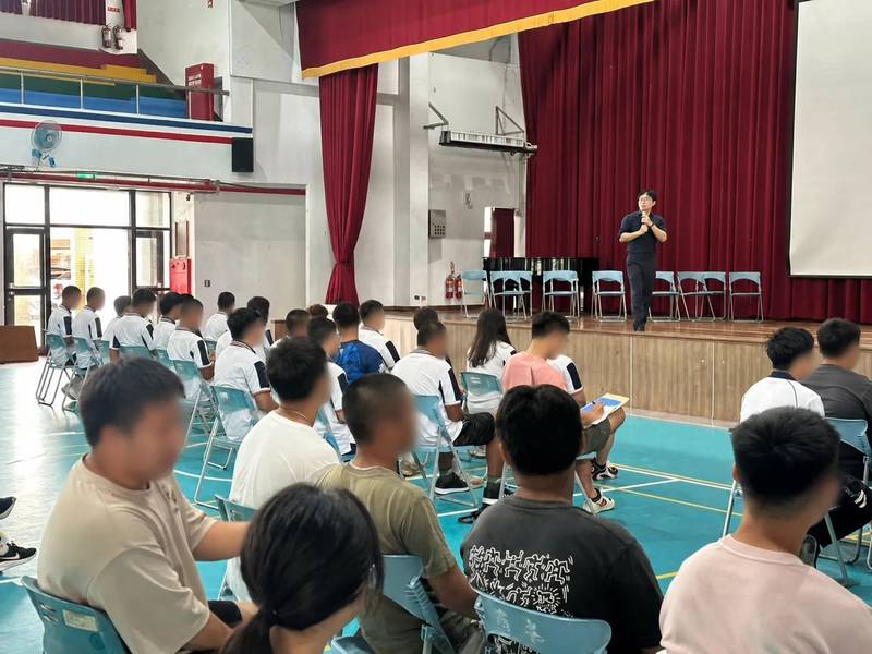法治與交安觀念扎根校園 成功警前進商水守護青春