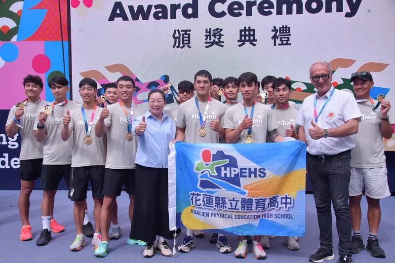 花蓮縣長徐榛蔚現身助威!花蓮體中HPEHS 勇奪金牌,贏得成績也贏得國際友誼!