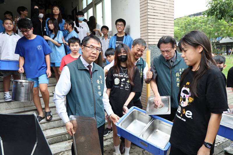 黃偉哲連兩日訪視學校午餐 肯定安平國中兼顧全齡供餐、美味健康及惜食教育