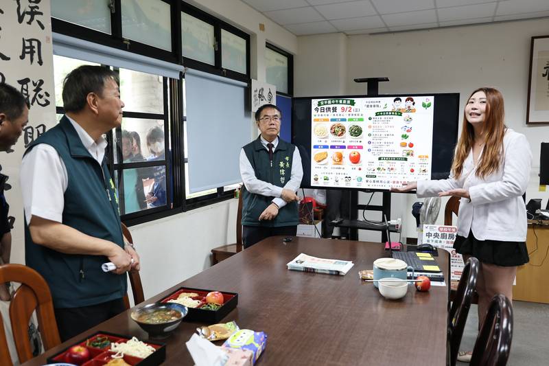 黃偉哲連兩日訪視學校午餐 肯定安平國中兼顧全齡供餐、美味健康及惜食教育