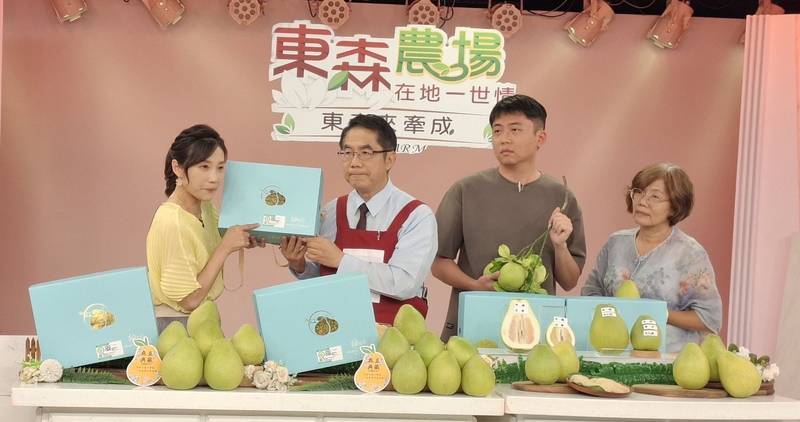 黃偉哲第24度直播行銷台南農產 12.6公噸麻豆文旦40分鐘完售