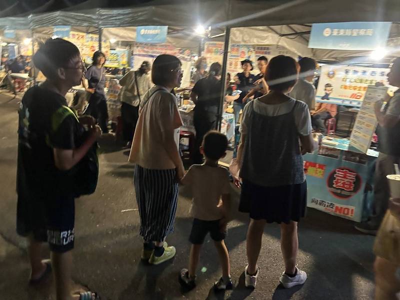 歡樂夜市結合數位金幣!臺東少年警察隊東岸舖食節出擊,寓教於樂宣導反毒、反詐與反霸凌