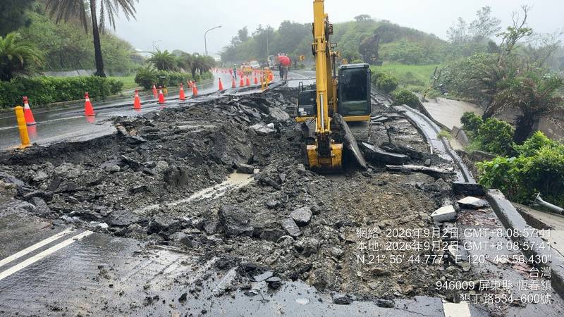 屏東台26線墾丁石牛溪路段受連日降雨造成路面塌陷,北上外車道單線雙向管制通行