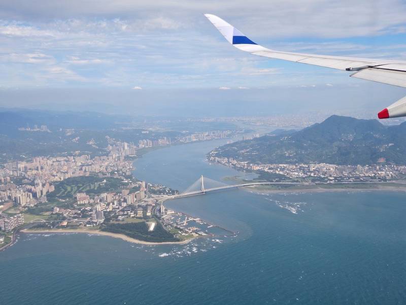 「回家,是看到淡江大橋的那一刻」 機窗視角捕捉台灣新國門動人瞬間