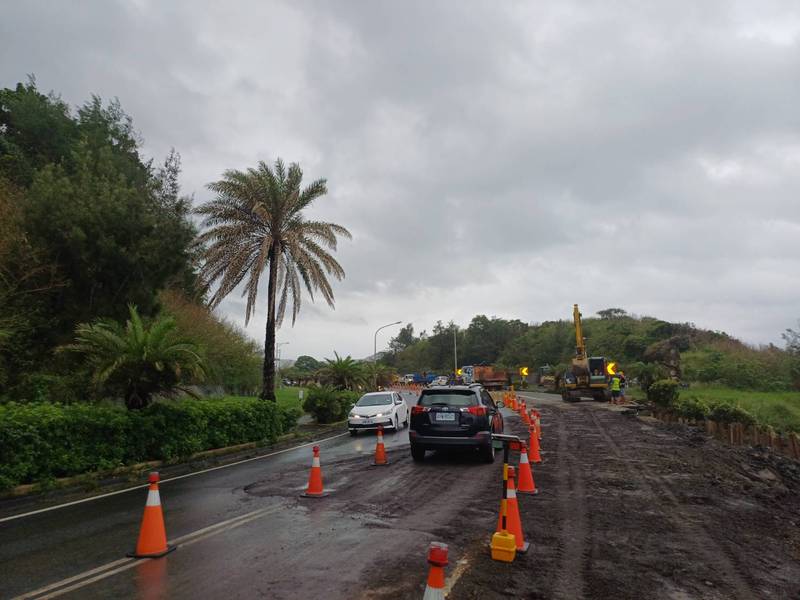 台26線墾丁石牛溪路段受連日降雨及400mm自來水管破裂造成路基流失下陷災害,已搶修成2車道供南北向通行