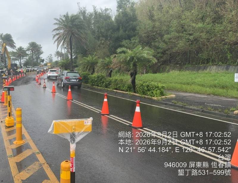 台26線墾丁石牛溪路段受連日降雨及400mm自來水管破裂造成路基流失下陷災害,已搶修成2車道供南北向通行