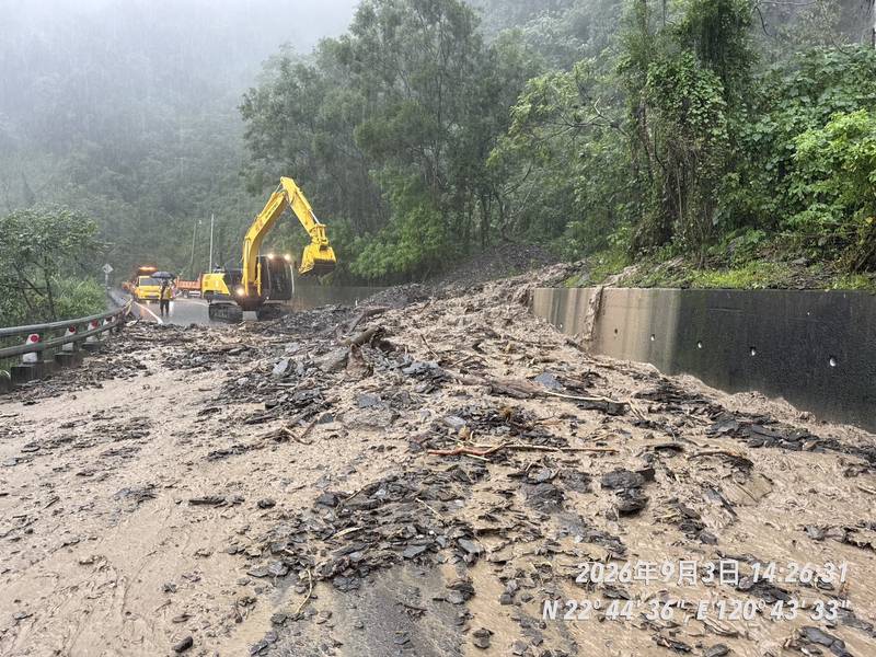 屏東縣霧臺鄉台24線35K+900邊坡坍方,雙向道路阻斷無法通行