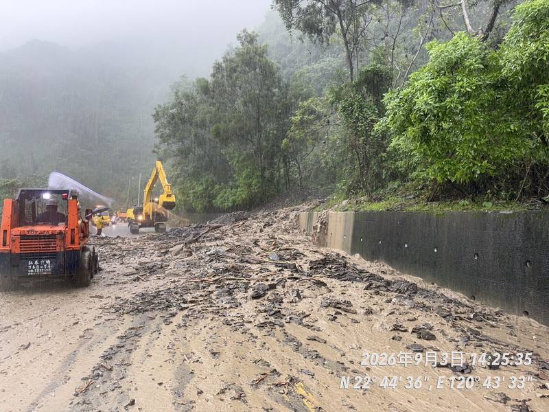 屏東縣霧臺鄉台24線35K+900邊坡坍方,雙向道路阻斷無法通行