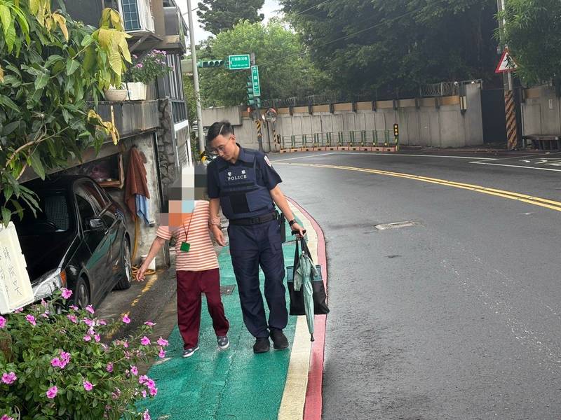失智嬤雨中迷航 北投警溫情護送