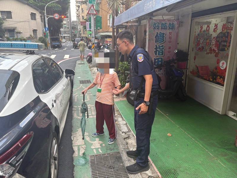 失智嬤雨中迷航 北投警溫情護送