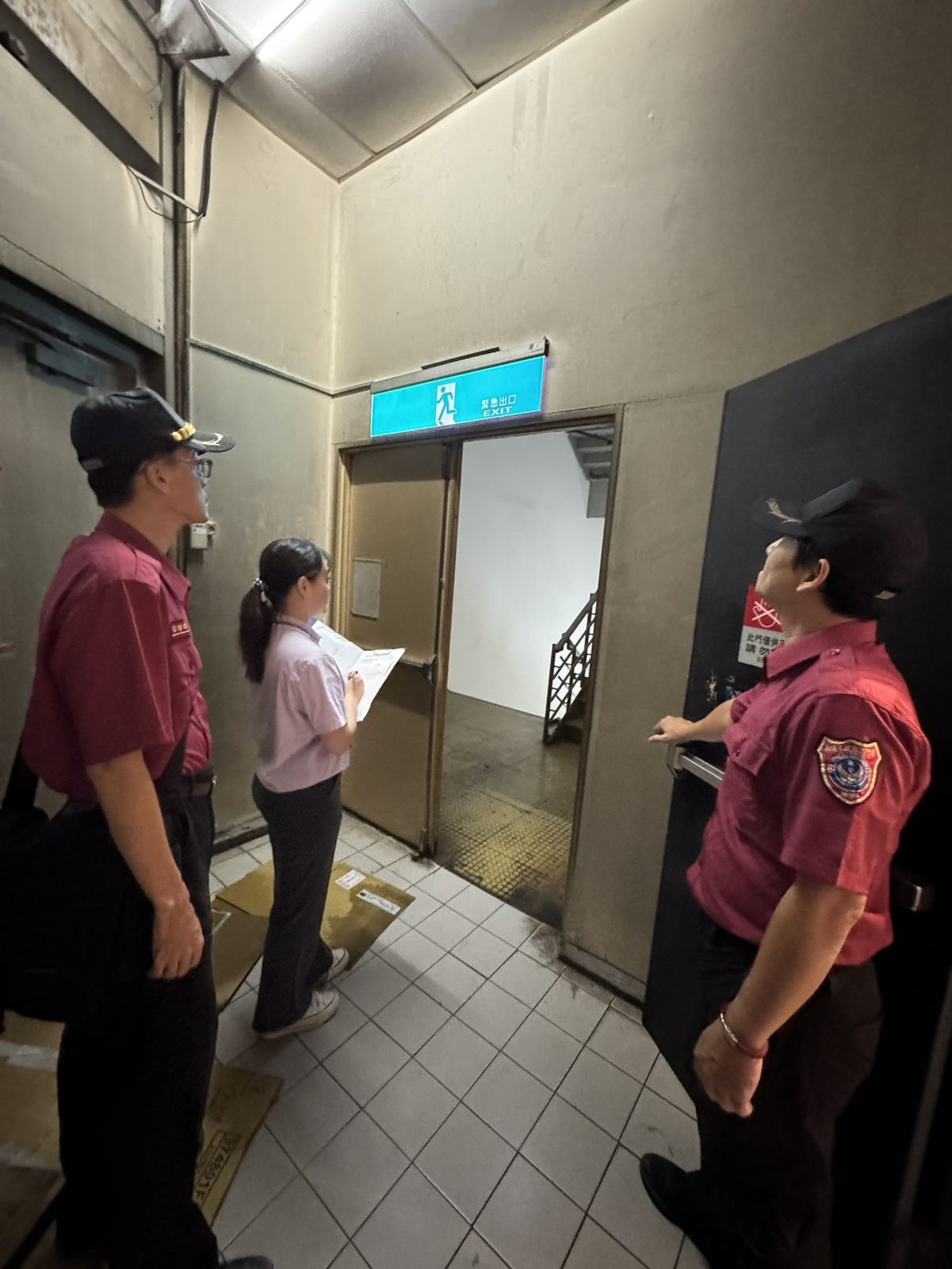 高雄遠百威秀影城逃生門遭鎖疑慮 工務局現勘確認可正常開啟、無阻礙逃生情形