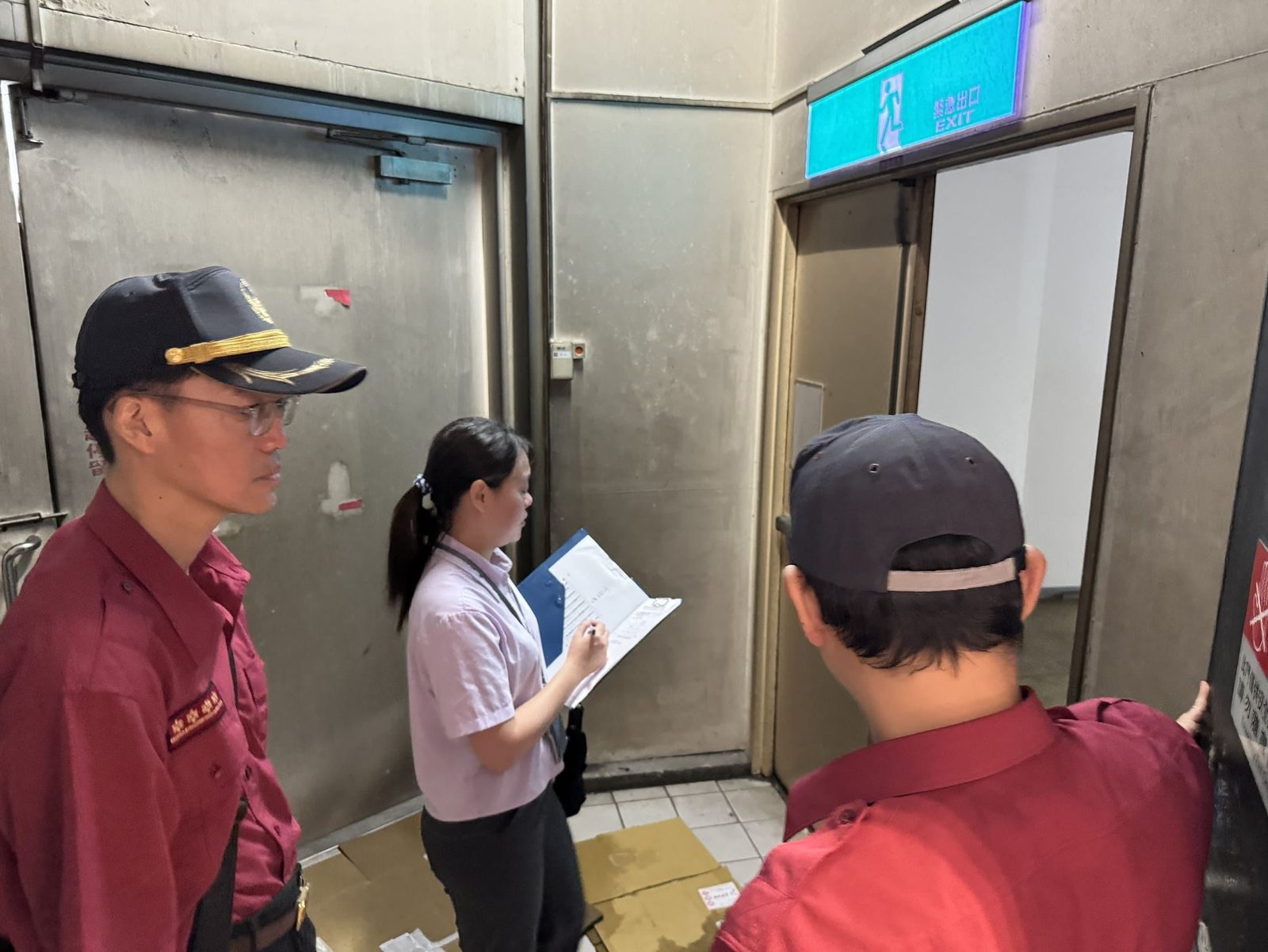 高雄遠百威秀影城逃生門遭鎖疑慮 工務局現勘確認可正常開啟、無阻礙逃生情形