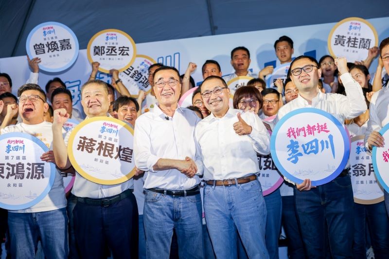 《圖說》新北市長候選人李四川今日前往新北市選委會完成登記參選，市長侯友宜、市議會議長蔣根煌〈左二〉、副議長陳鴻源等人全程陪同、展現團結全力支持。〈李辦提供〉