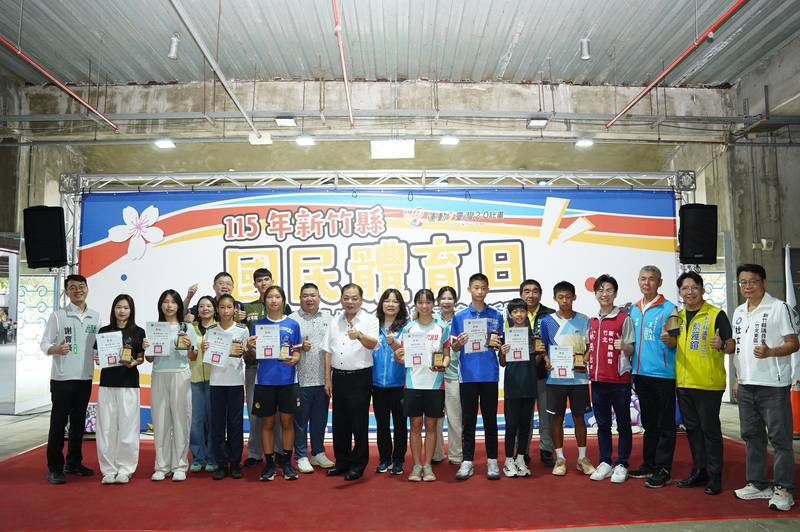 竹縣千人親子健走推展全民運動 陳見賢表揚36位體育有功人員